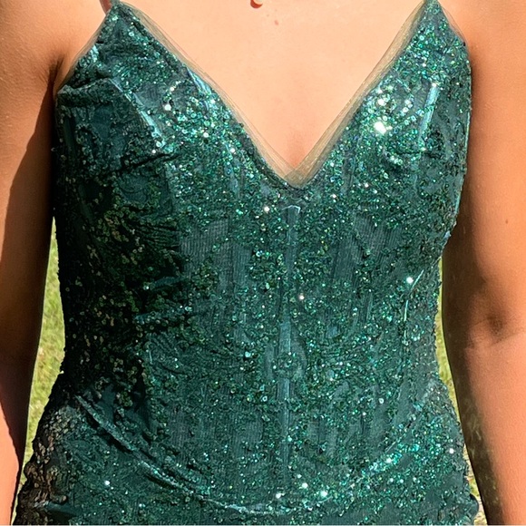 Emerald Green Prom dress - Picture 4 of 4